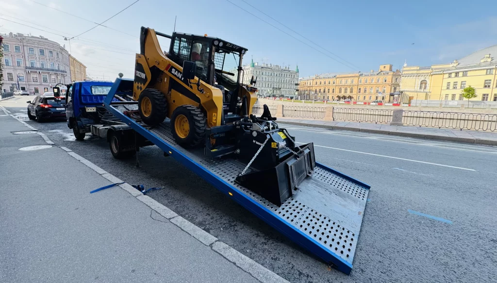 Эвакуатор доставляет погрузчик BobCat в Центральный район