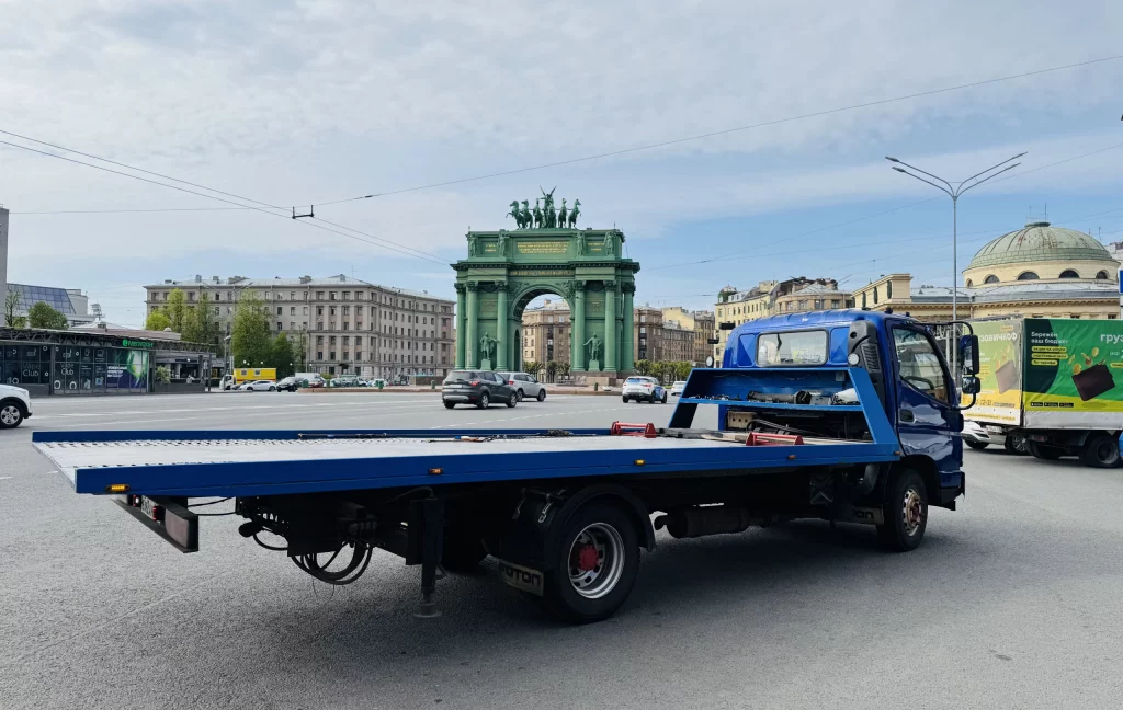 Эвакуатор у метро Нарвская